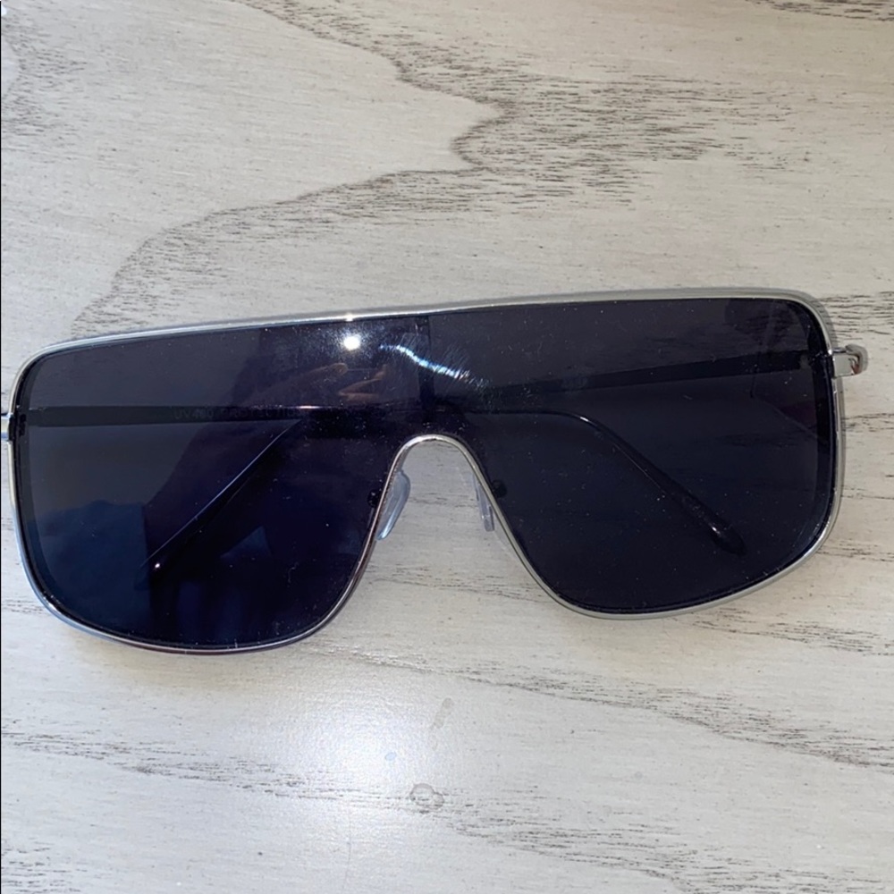 Oversized black sunnies